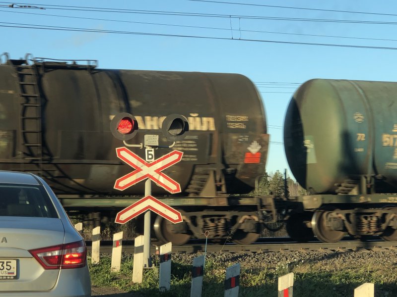 Железнодорожный переезд на станции Дикая на автодороге Лесково — Дикая — Горка сегодня закрыт до 22 часов