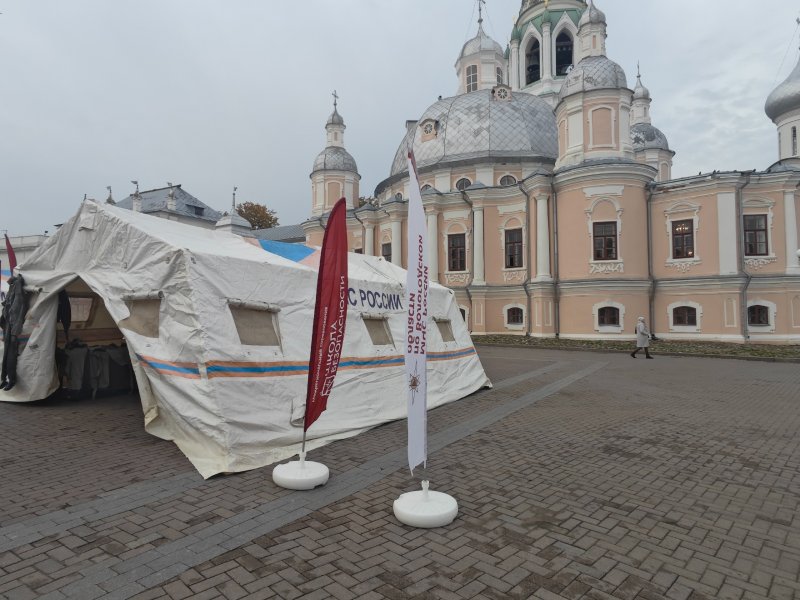 Праздник в честь Дня гражданской обороны МЧС России проходит в центре Вологды